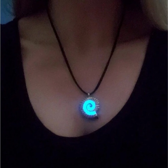Little Mermaid Ariel Enchanted Nautilus Sea Shell Glow in the Dark Necklace - Picture 2 of 4